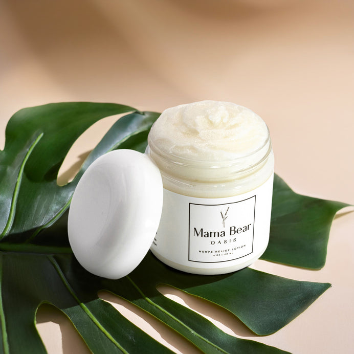 Mama Bear Nerve Relief Lotion potje op monsterablad