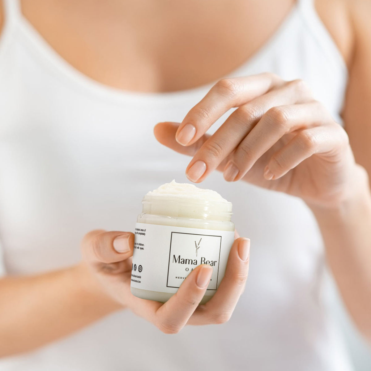 Mama Bear Nerve Relief Lotion aanbrengen